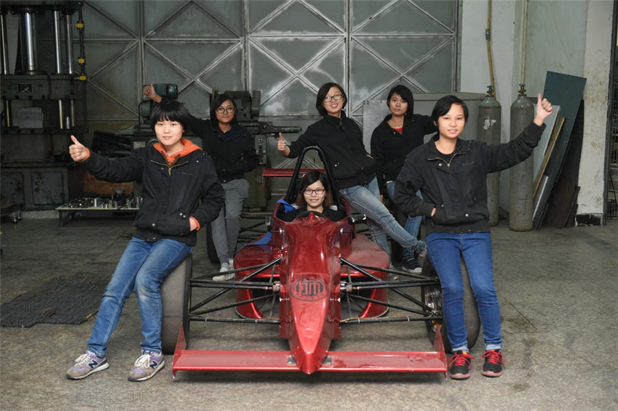 Post-90s girls assemble racing car
