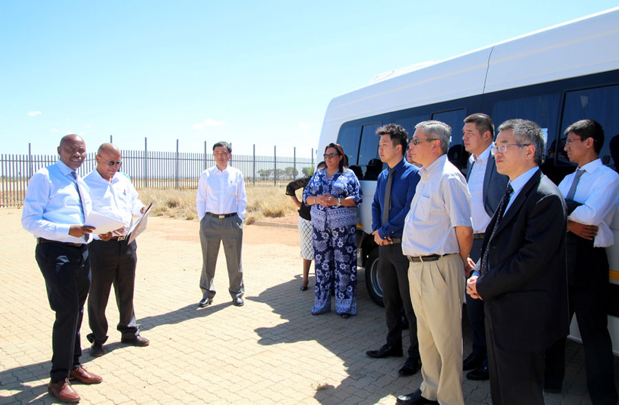 China Economy and Trade Association leads a delegation of Chinese entrepreneurs in South Africa to Mahikeng, the capital city of North West Province on Oct.29th, 2015. ( People’s Daily Online / Zhang Jiexian)