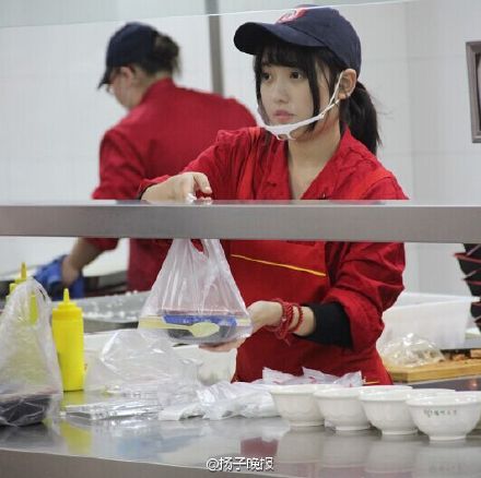 Goddess of school cafeteria becomes a hit