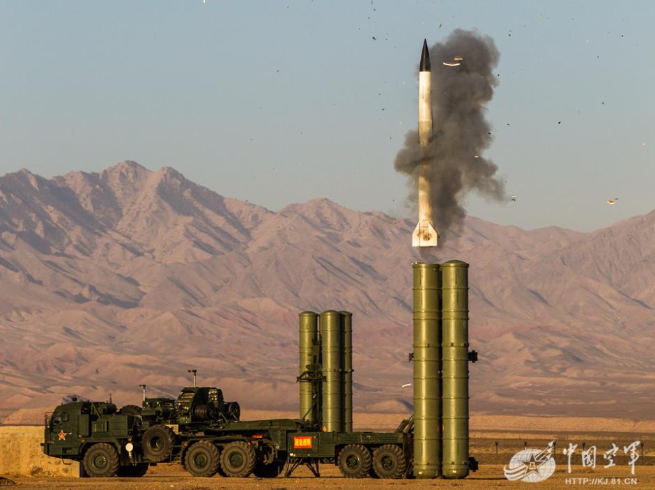 Spectacular scene of S-300 missile launch