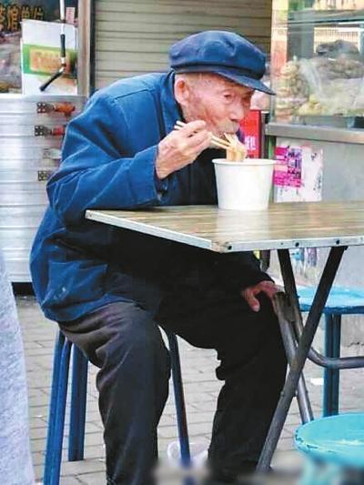 Elderly man eats noodles. (Photo/Weibo)