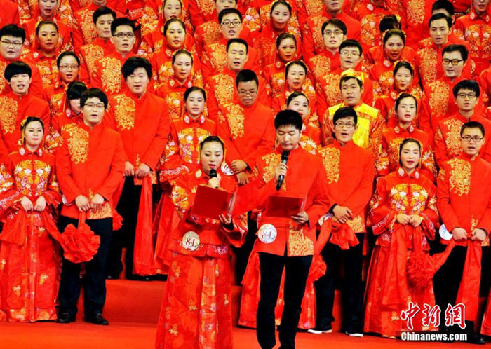 Jubilant group wedding held in Fuzhou
