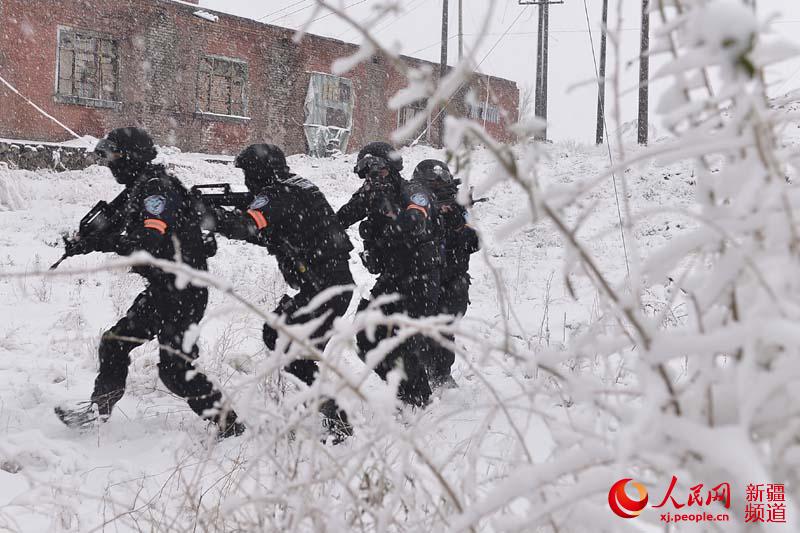 SWAT policemen in Urumqi train with bendable guns