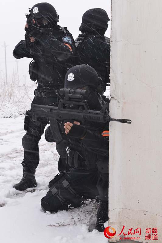 SWAT policemen in Urumqi train with bendable guns