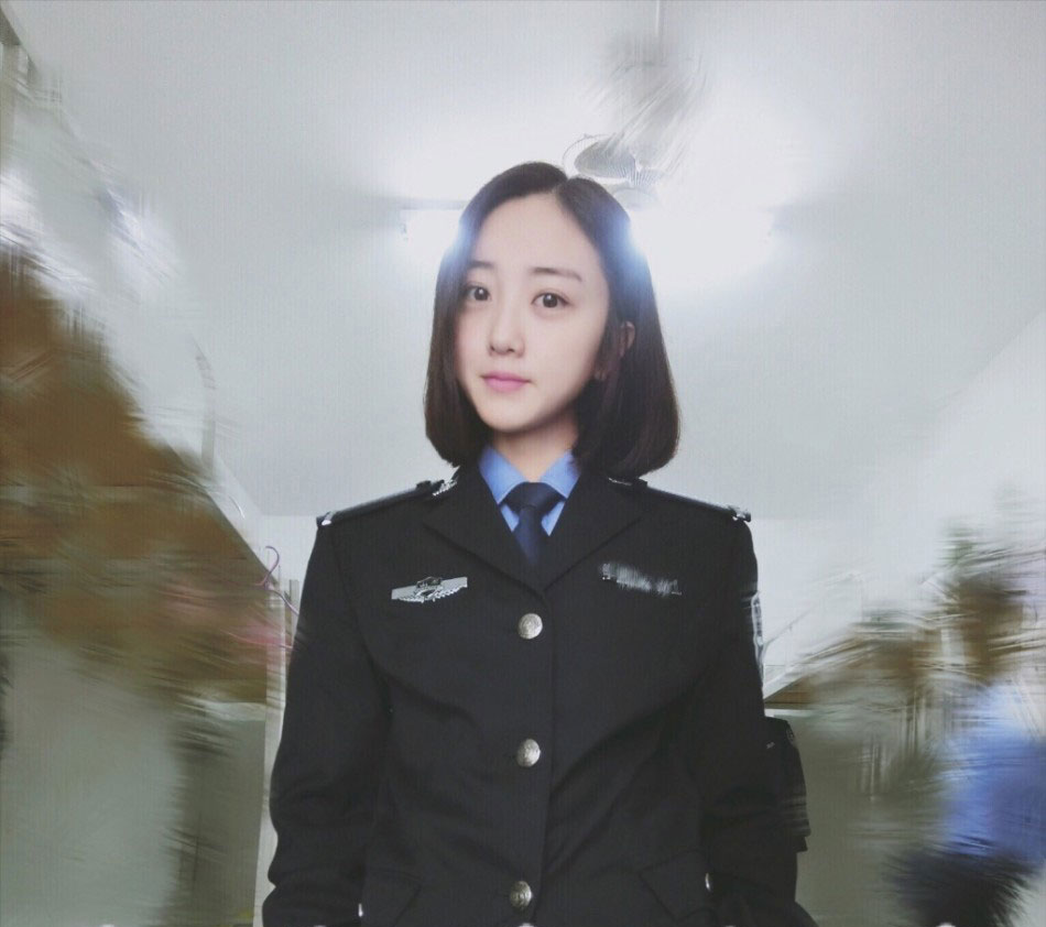 Beautiful graduate from police college becomes Internet hit