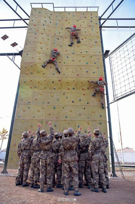 New soldiers undergo tough training in Xinjiang
