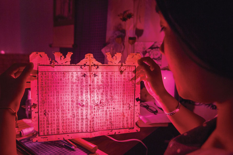 A beautiful ancient book restorer in Rui'an
