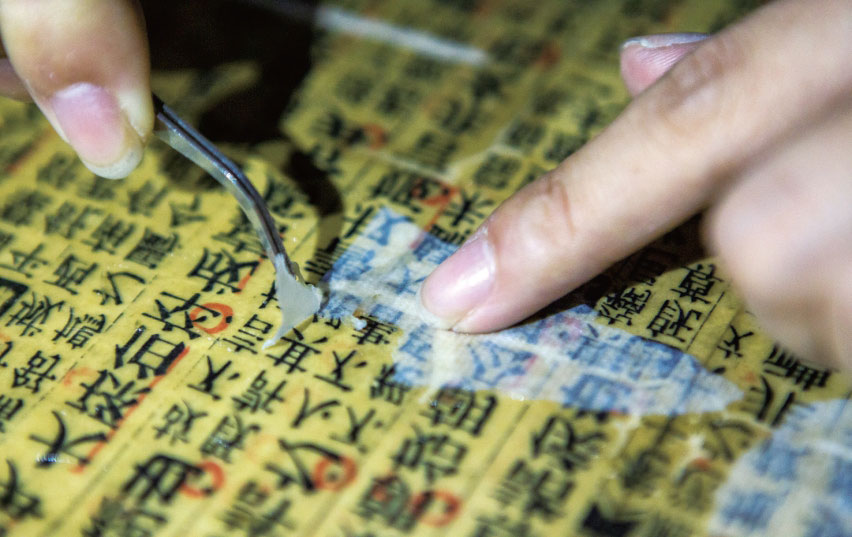 A beautiful ancient book restorer in Rui'an
