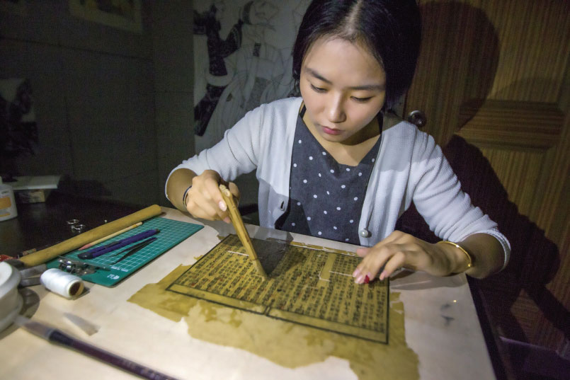 A beautiful ancient book restorer in Rui'an
