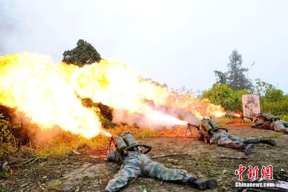 PLA mine sweeping force work at China-Vietnam boarder