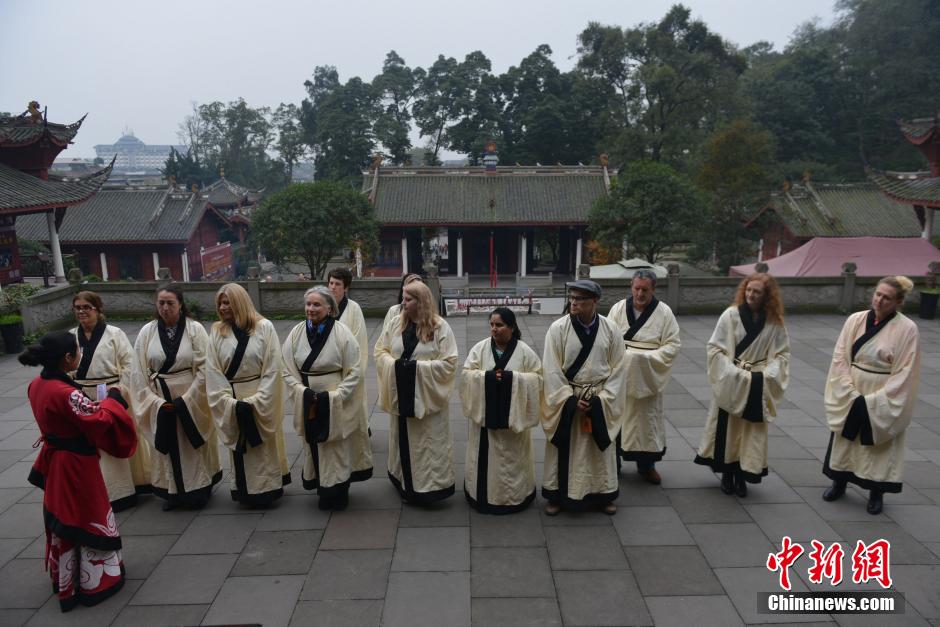 North American salesmen experience Chinese arts in Sichuan