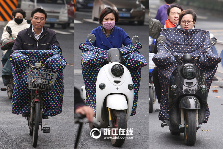 Watch out! Electric bicycles covered with quilts rushing to you!
