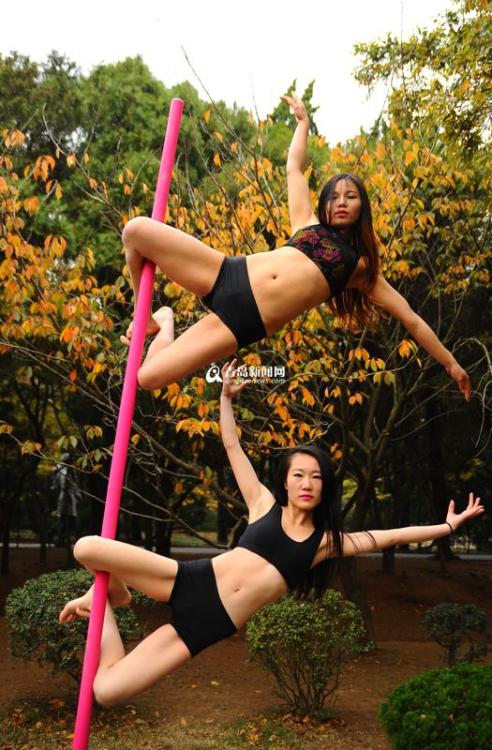 Pole dancing show in E China