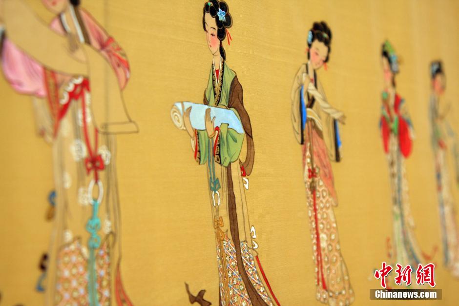 74-year-old draws 8-meters-long scroll of ancient beauties