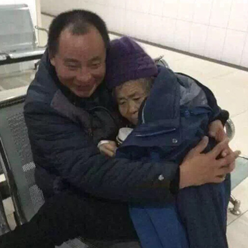 Photo of man holding his mother in hospital becomes internet hit