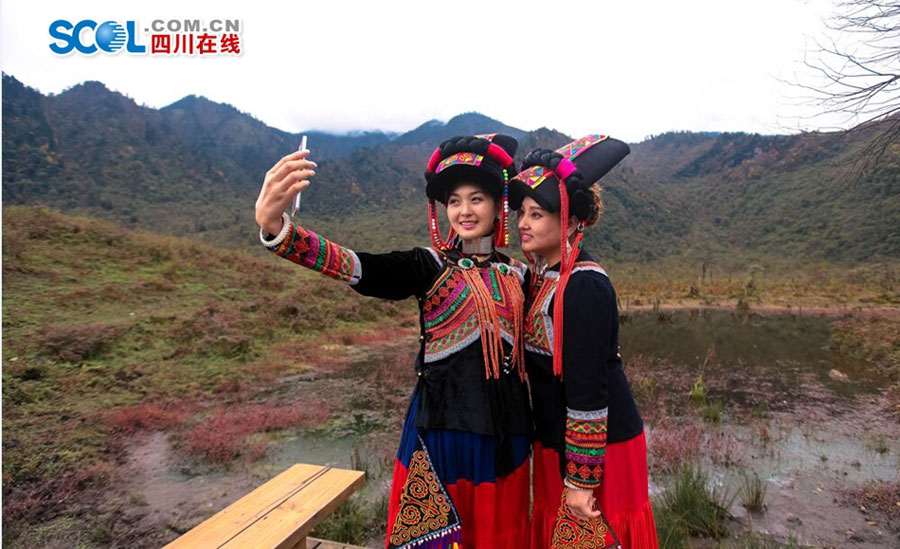 Enjoy red autumnal leaves in Black Bamboo Valley of SW China
