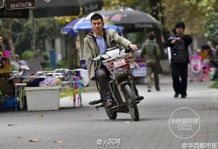 Zhong Guiping, 41, is a popular courier in Chengdu city, capital of southwest China's Sichuan Province. (Photo/Www.wccdaily.com.cn)