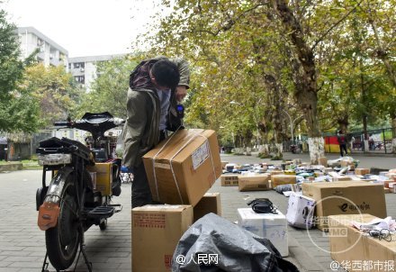 One-armed courier earns 30,000 yuan last November
