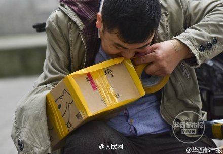 One-armed courier earns 30,000 yuan last November
