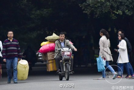 One-armed courier earns 30,000 yuan last November
