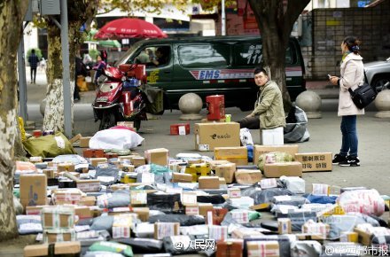 One-armed courier earns 30,000 yuan last November
