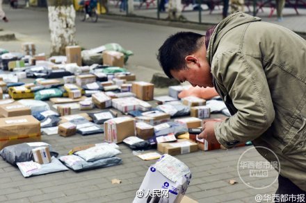 One-armed courier earns 30,000 yuan last November
