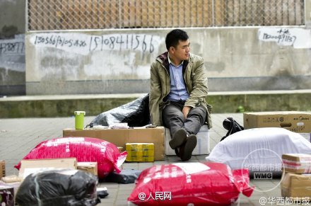 One-armed courier earns 30,000 yuan last November
