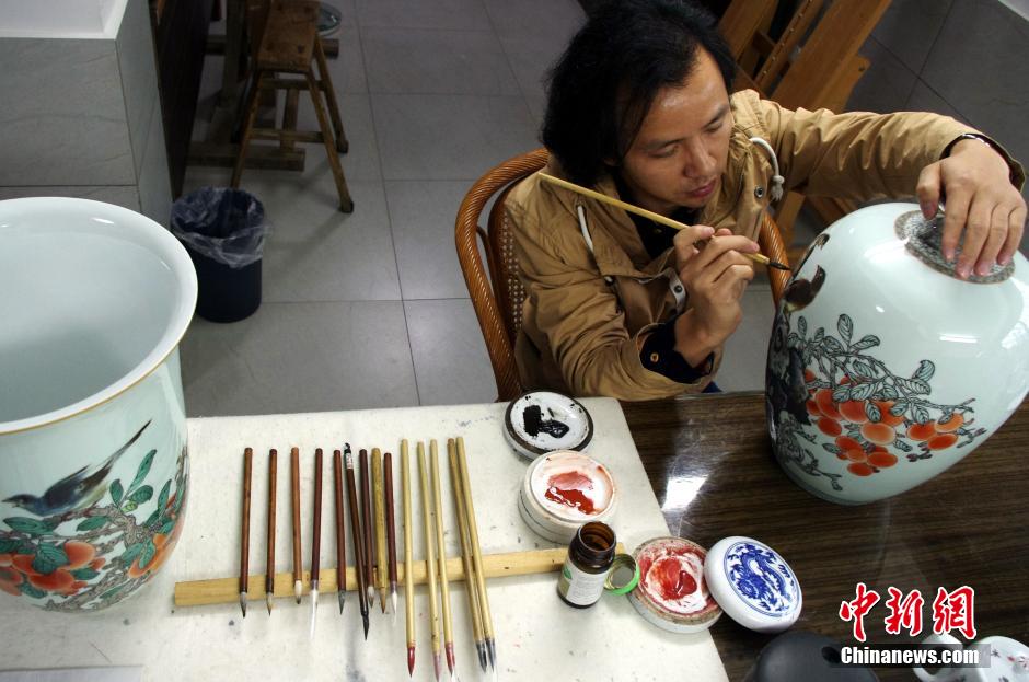 Traditional Jingdezhen porcelain painting technique 'Gucai'