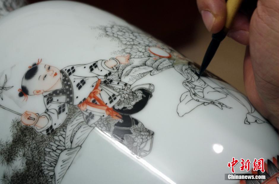 Traditional Jingdezhen porcelain painting technique 'Gucai'