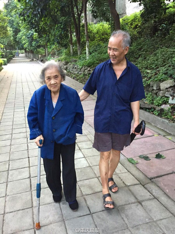 Son accompanies 87-year-old mother on a 12,775km walk home in 5 yrs