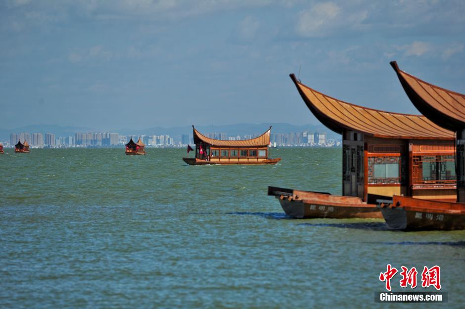 Replicas of ancient ferry attract citizens in SW China