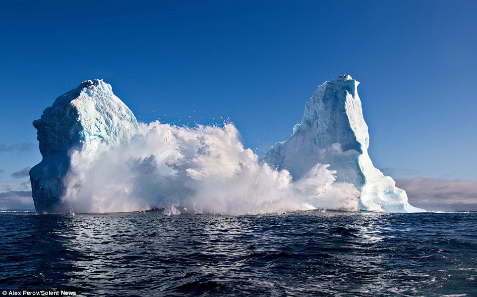 Amazing: Tourists in Awe of Iceberg Crack, Until It Sets off Huge Waves