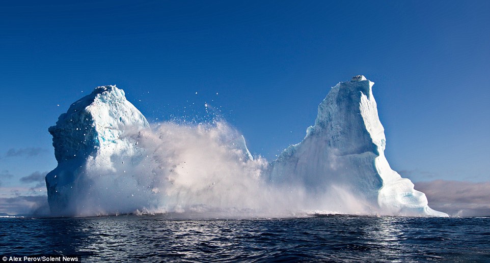 Amazing: Tourists in Awe of Iceberg Crack, Until It Sets off Huge Waves