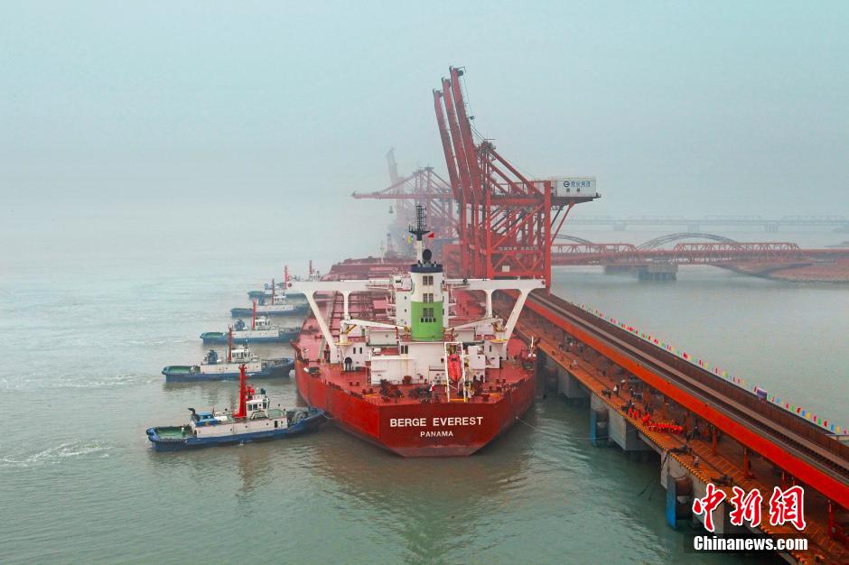 World’s largest ore carrier docks in Bohai Bay