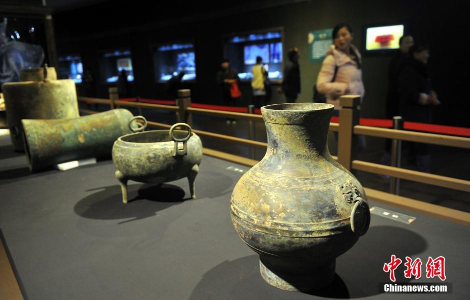 Relics unearthed from tomb of Marquis of Haihun exhibited in E China