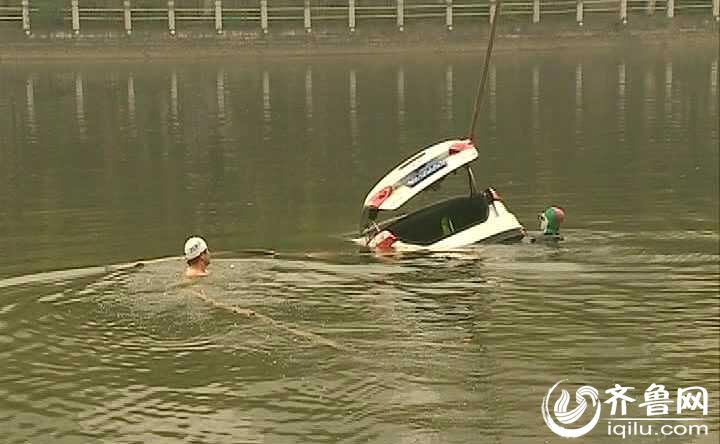 Ten winter swimmers salvage a car from river in Shandong