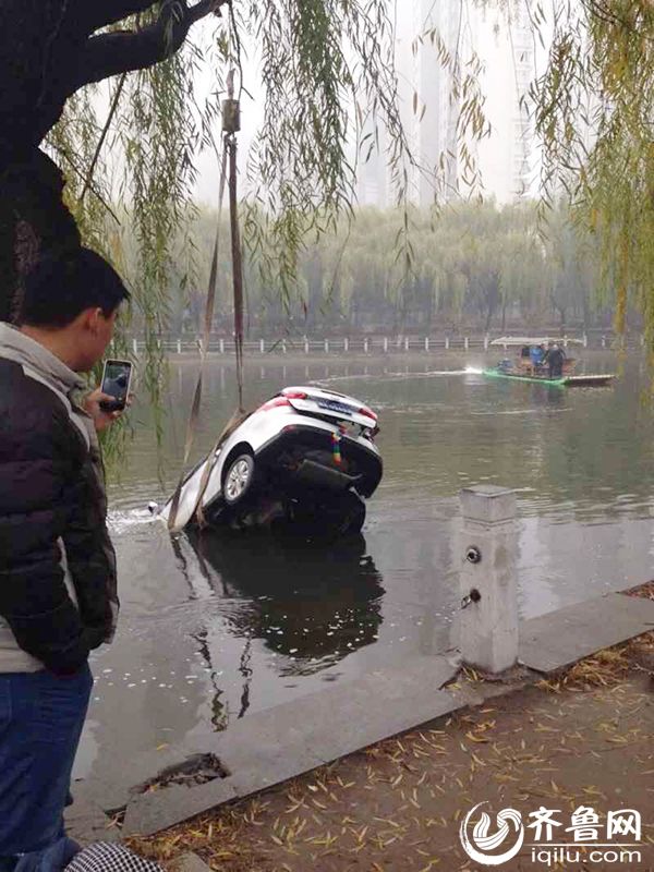 Ten winter swimmers salvage a car from river in Shandong