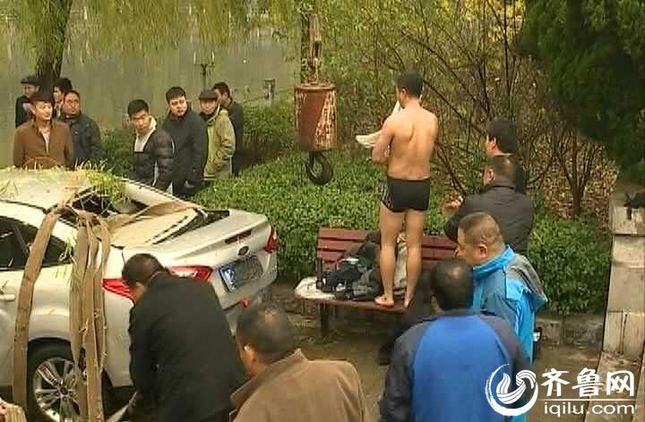 Ten winter swimmers salvage a car from river in Shandong