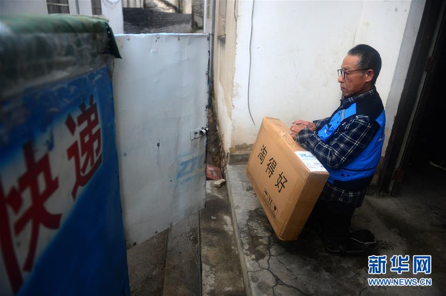 Zhang Rihui prepares to dispatch the packages on Nov. 17, 2015. (Xinhua/Liu Junxi)