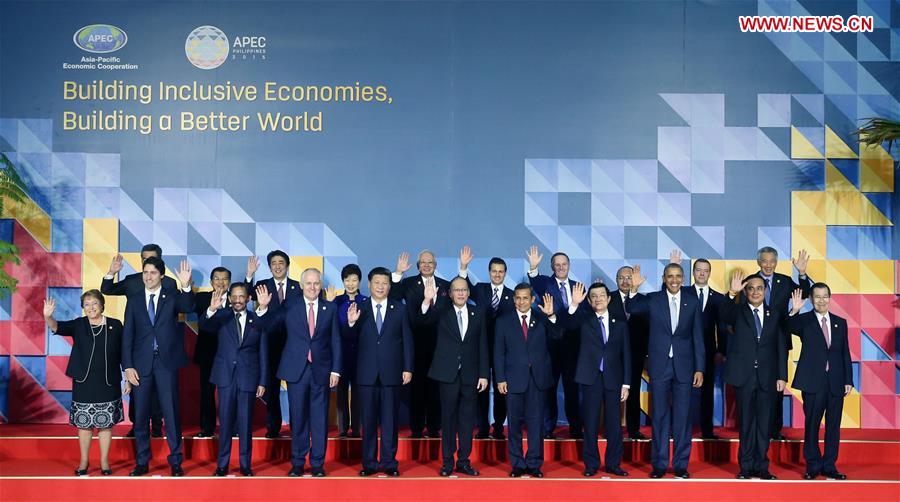 Chinese President Xi Jinping (5th L Front) poses for a group photo before attending the 23rd APEC Economic Leaders' Meeting in Manila, the Philippines, Nov. 19, 2015. (Xinhua/Yao Dawei)