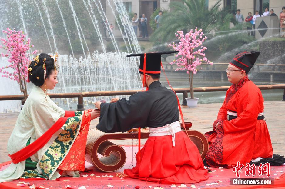 Couple has Han-style wedding ceremony in Hubei