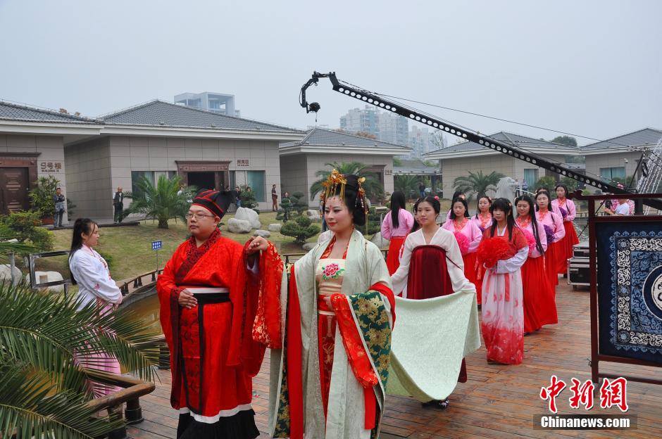 Couple has Han-style wedding ceremony in Hubei