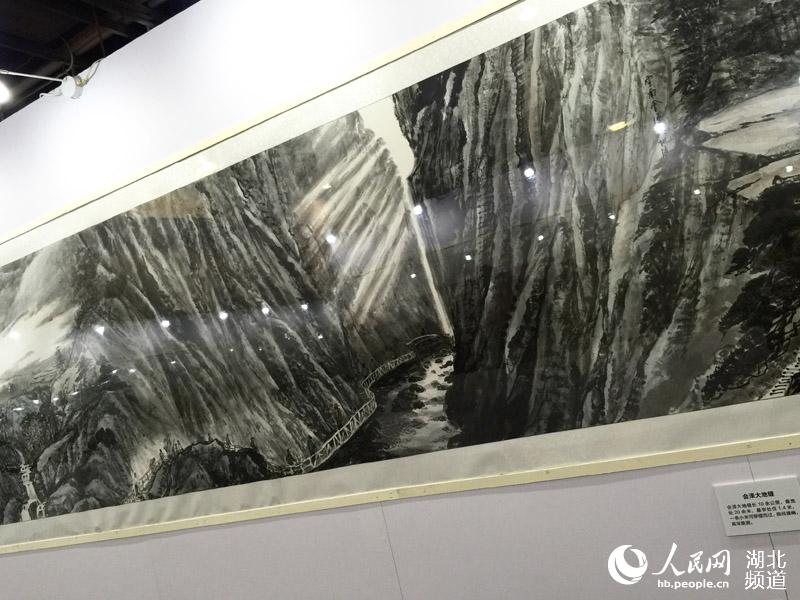 World's longest Yangtze River landscape paintings debut in Wuhan