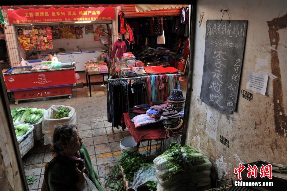 Dian Opera troupe performs in vegetable market in Kunming