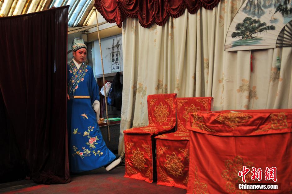 Dian Opera troupe performs in vegetable market in Kunming