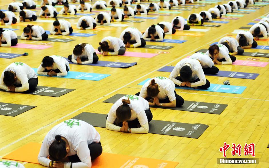 Thousands of people practice yoga in S China