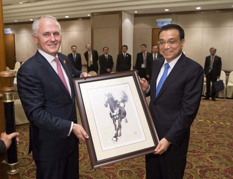 Premier Li Keqiang Exchanges Gifts with Australian PM