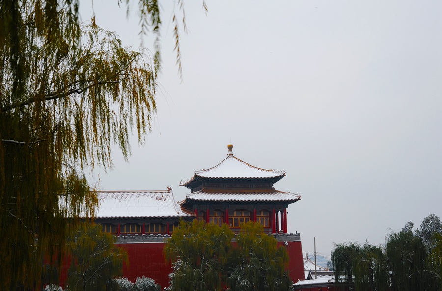 Snow scenery in the Forbidden City: a travel through thousand years