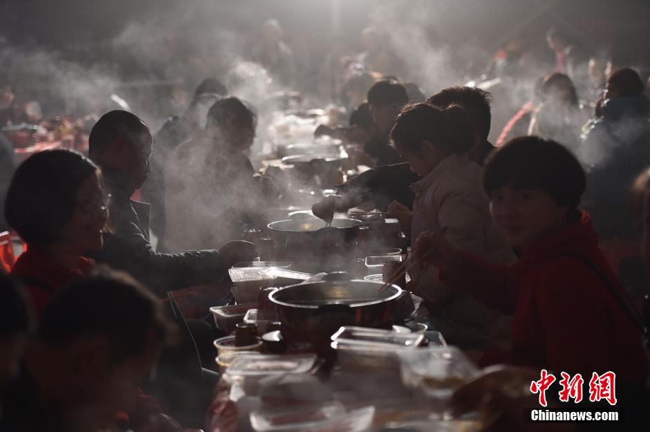 Bikini models attend hot pot banquet in Hefei

