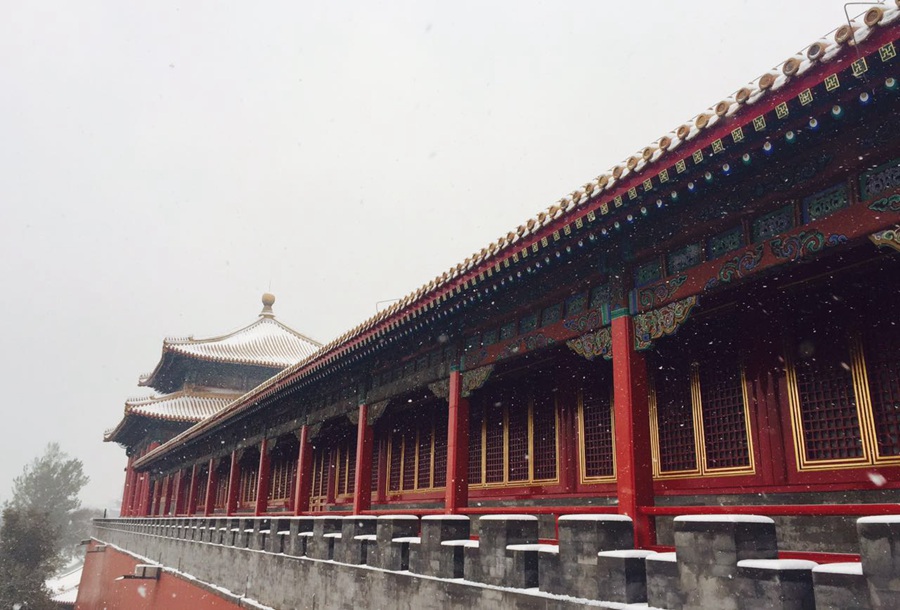 Snow scenery in the Forbidden City: a travel through thousand years